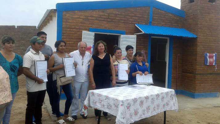 Entregaron viviendas a familias de Antildeatuya