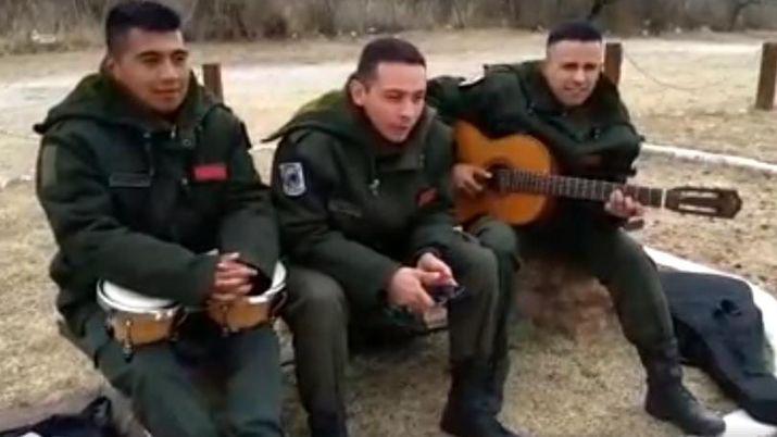 Video- los gendarmes romaacutenticos que cantan cuarteto y reggaetoacuten