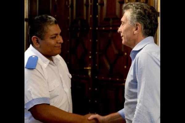 El presidente Macri recibioacute al policiacutea procesado por defender a un turista estadounidense