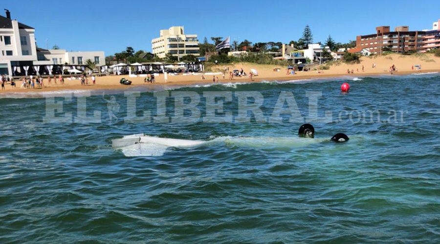 Cayoacute un avioacuten a 30 metros de una playa en Punta del Este