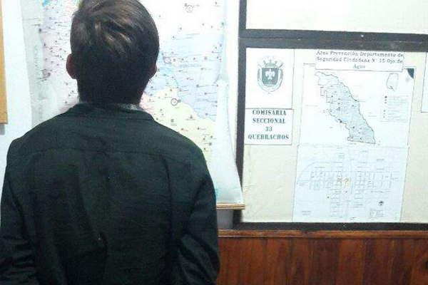 Amenazoacute a su hermana a su madre e incendioacute una casa