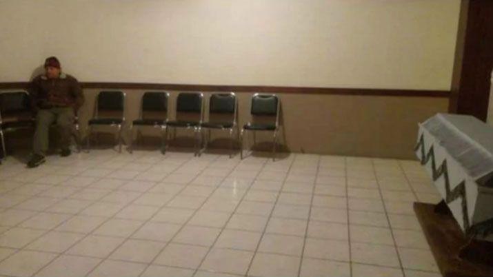 Velaba solo a su esposa y terminoacute con todo el pueblo acompantildeaacutendolo