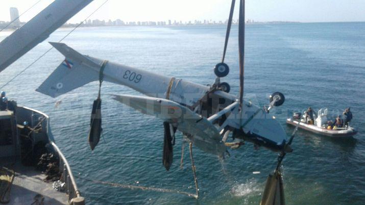 Rescatan la avioneta que habiacutea caiacutedo en la playa Mansa de Punta del Este