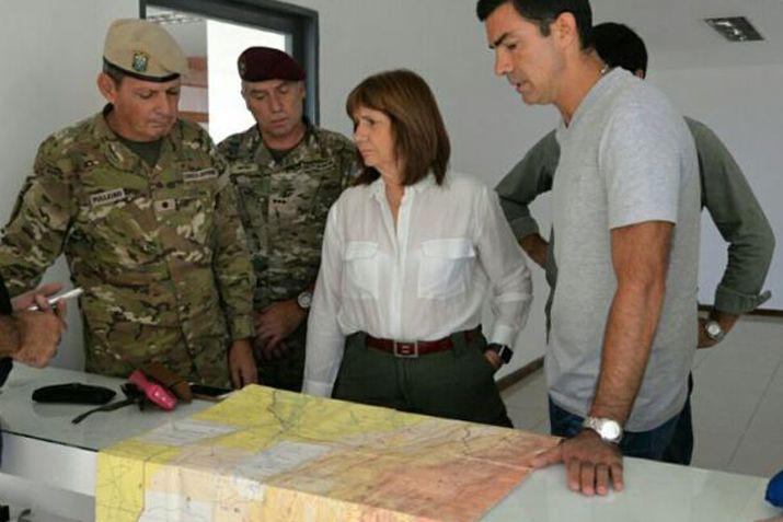 La ministra Patricia Bullrich y el gobernador de Salta recibiendo un informe de las fuerzas de seguridad