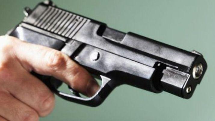 Estaba sentado en la vereda y recibioacute un tiro en una pierna