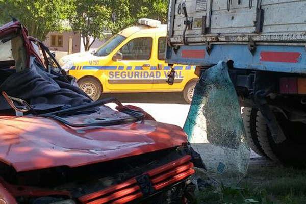 Perecioacute un automovilista al estrellarse contra un camioacuten estacionado en Lavalle