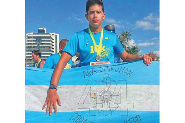 El duatleta Pablo Israel participoacute  de una competencia en honor a  los 44 tripulantes del Ara San Juan