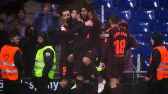 Piqué héroe y villano en el empate de Barcelona con Espanyol