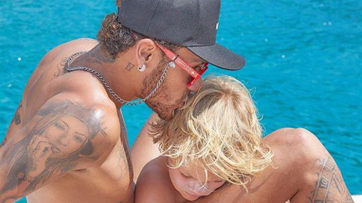 Video  Neymar mostroacute toda su habilidad jugando al fuacutetbol con su hijo