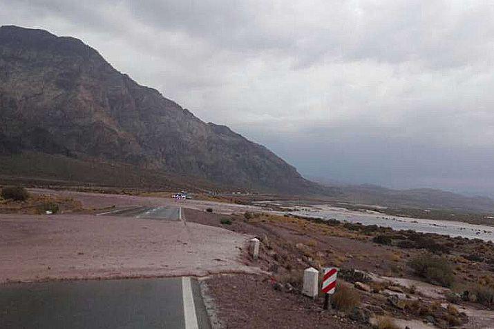 Efectivos policiales y de Gendarmería impedían el paso del trnsito debido al fenómeno natural Foto gentileza Los Andes