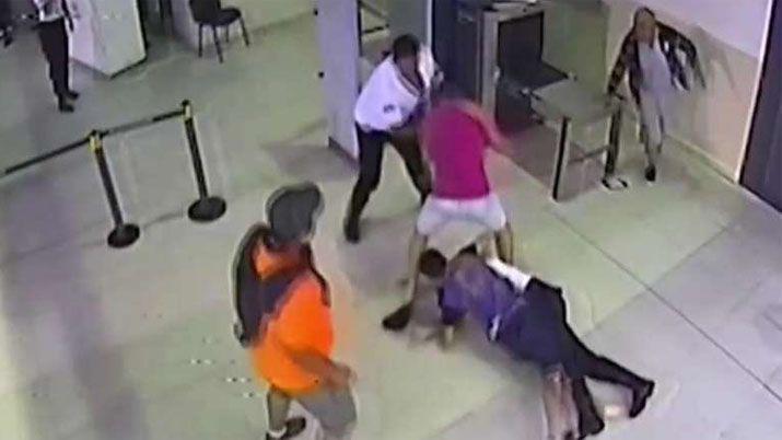 VIDEO  Un hombre y sus hijos a las trompadas con la Policiacutea