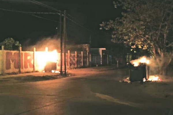 Repudio de vecinos y autoridades bandentildeos por dos contenedores quemados en un nuevo ataque