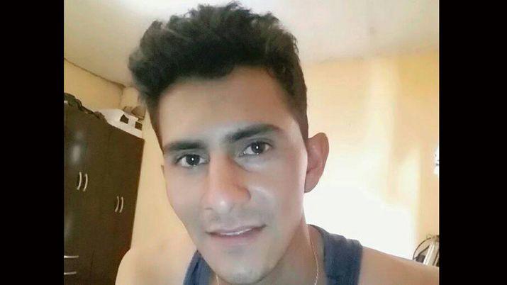 Buscan en el riacuteo a un joven que se despidioacute de su familia dejando una carta