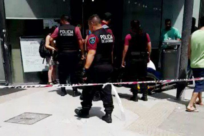 Numerosos efectivos policiales se hicieron presentes en la escena del hecho