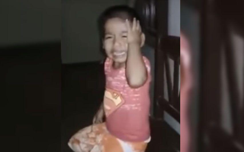 VIDEO  Le dio una golpiza a su hijo y la graboacute para herir al padre