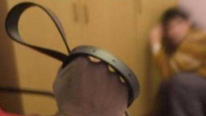 Indignacioacuten- como su hijo no regresaba lo castigoacute a cintazos al volver