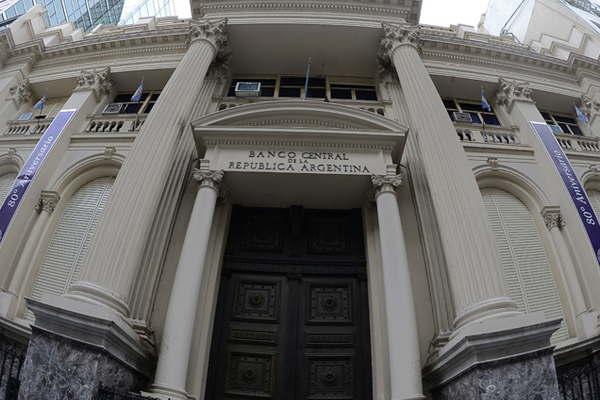 El doacutelar marcoacute un nuevo reacutecord por persistente demanda