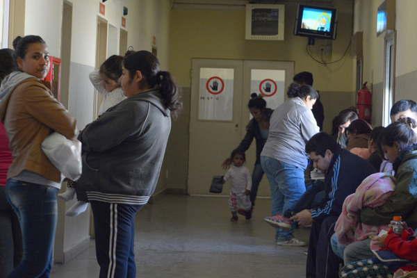 Nintildeo perforado con un rayo de bicicleta en guerrita de amigos