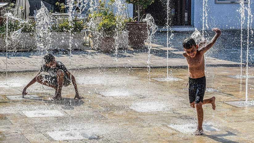 Una nintildea se acercoacute a un chorro de agua y pasoacute lo peor