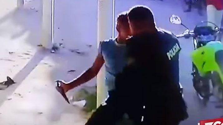 VIDEO  Policiacutea colombiano ejecutoacute a delincuente que lo amenazaba con un cuchillo