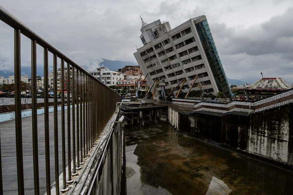 Taiwaacuten- intentan rescatar a 58 atrapados entre los escombros tras el terremoto