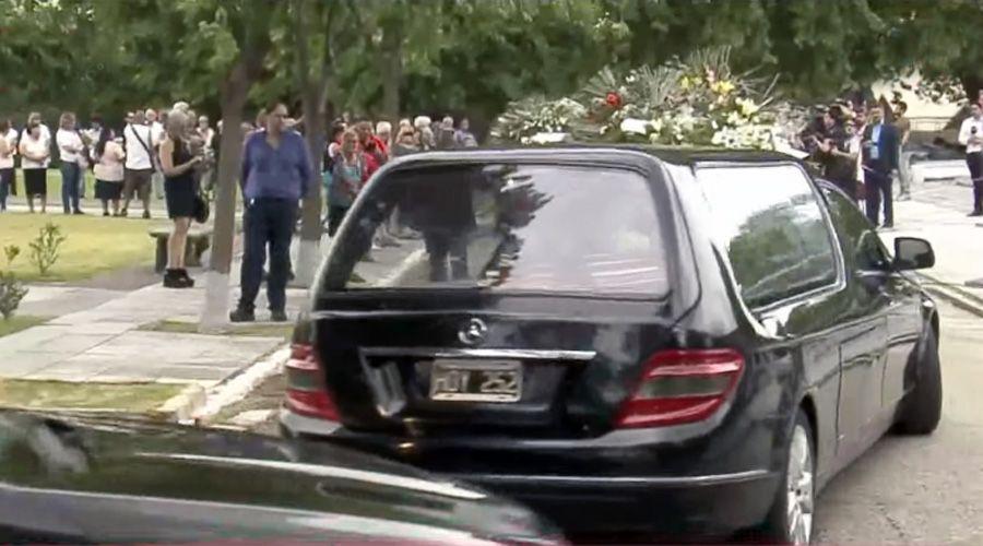 Videos  Los restos de Deacutebora Peacuterez Volpin ya descansan en el cementerio de la Chacarita