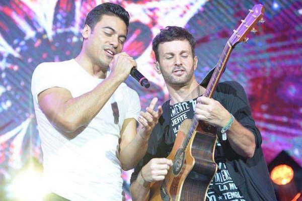 Axel invitoacute al mejicano Carlos Rivera a cantar Sontildeemos juntos