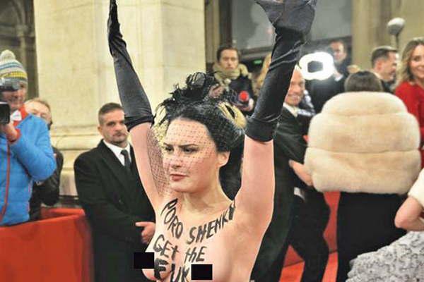 Melanie Griffith opacada por el accionar de una feminista semidesnuda  