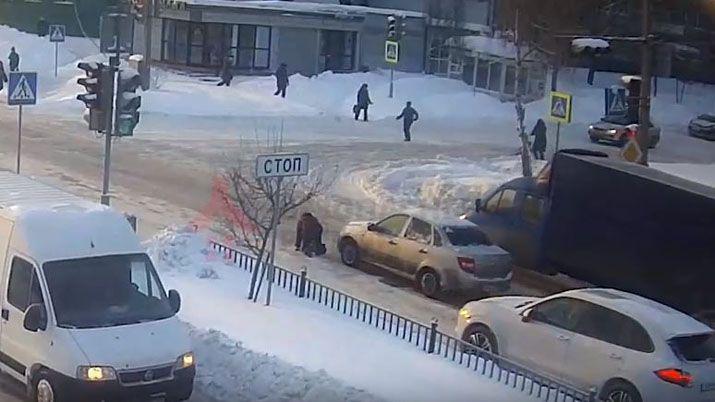 Se resbaló en la nieve y la atropelló un conductor