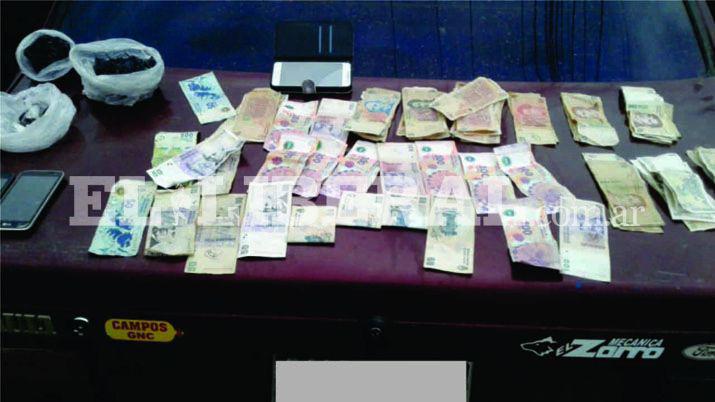 Lo detuvieron por tirar a su mujer del auto y le encontraron drogas