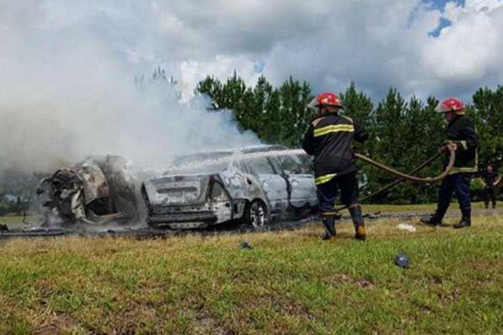 Los autos se incendiaron después del violento choque
