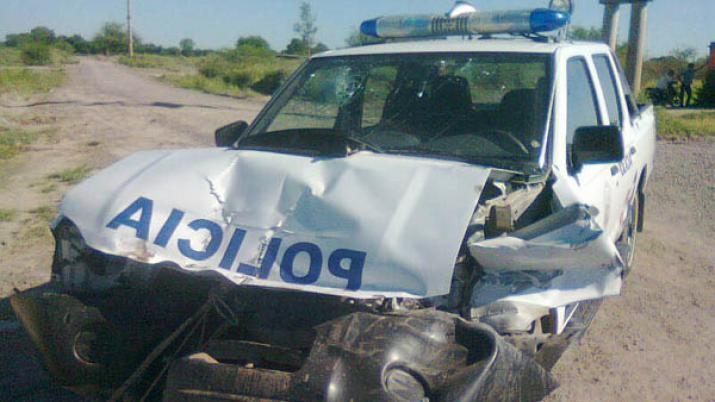 Motociclista perdioacute la vida al chocar de frente con un moacutevil policial