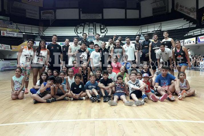 Los jugadores de la Liga Nacional tuvieron un encuentro enriquecedor con los campistas de la Colonia de Vacaciones