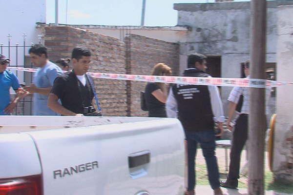 Discutioacute con su hermano y lo acribilloacute  con la pistola de su otro hermano policiacutea