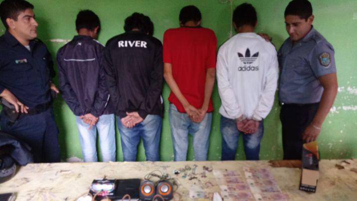 Tres hermanos detenidos por robar 2000 y joyas
