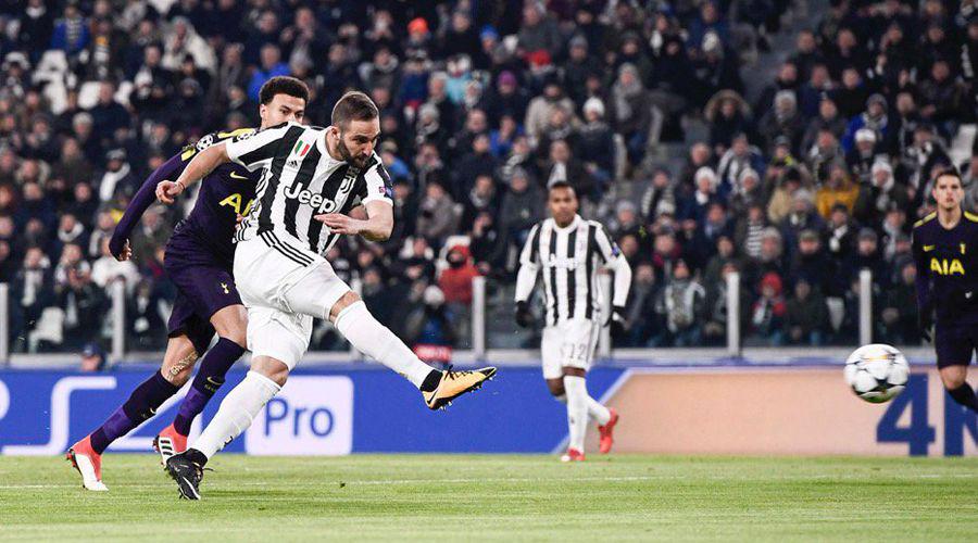 Juventus vence a Tottenham con dos goles de Higuaiacuten