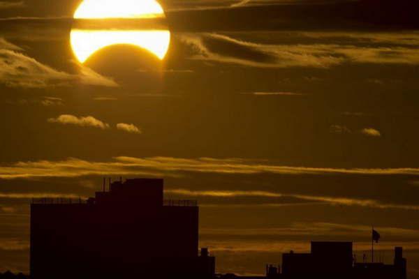 Mantildeana habraacute un eclipse parcial de sol que podraacute ser apreciado en parte del paiacutes