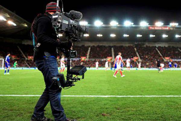 La Premier League vendioacute sus derechos de televisioacuten 
