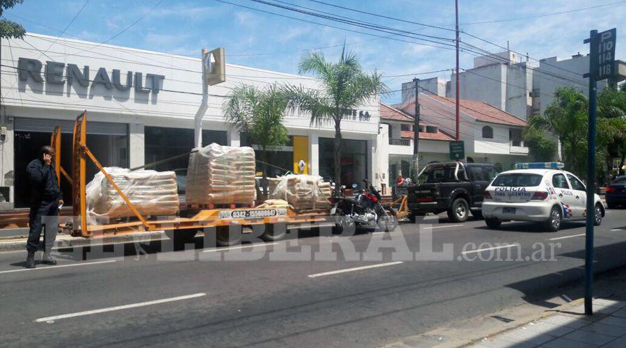 Camioneta con acoplado provocoacute heridas a motociclista