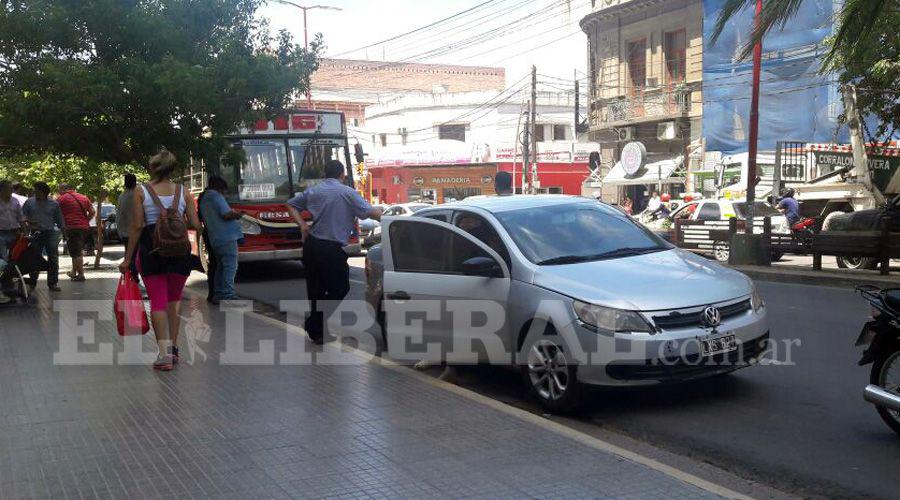 Colisioacuten entre un colectivo y un auto sobre Av Belgrano