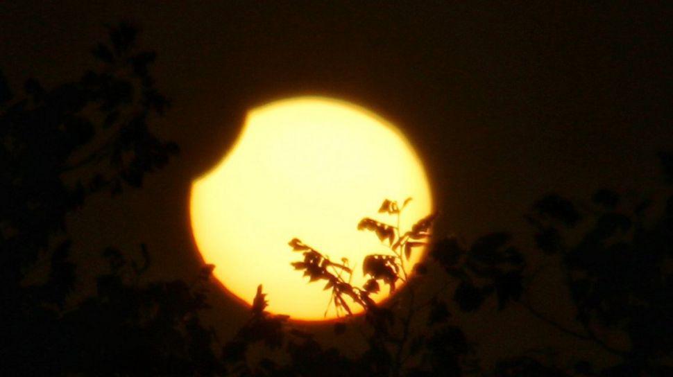 El primer eclipse solar del antildeo se pudo ver en algunos lugares del paiacutes