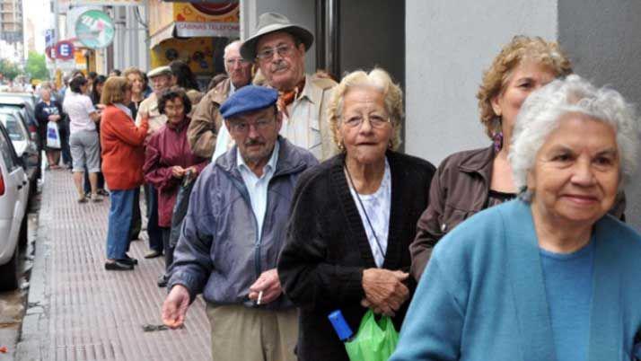 Jubilaciones AUH y pensiones subiraacuten un 571-en-porciento- en marzo
