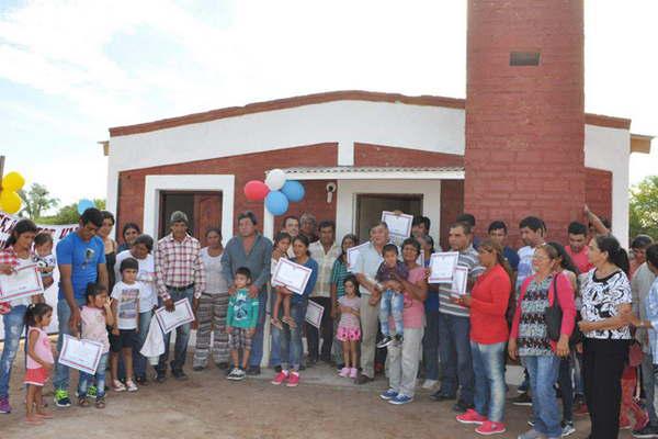 Familias del paraje Kiloacutemetro 0 accedieron a viviendas sociales