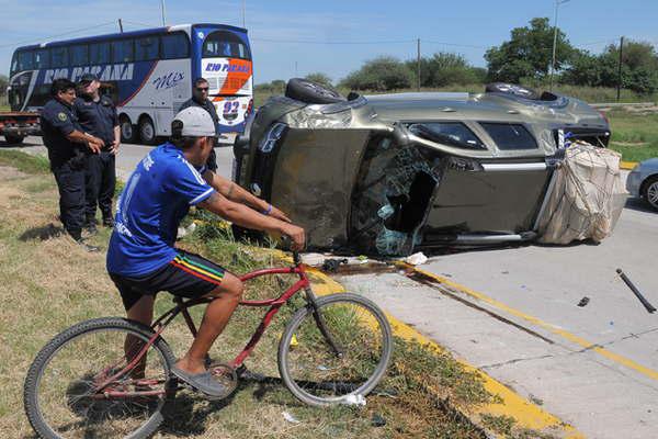 Familia se salva de milagro tras chocar con un radiotaxi y volcar la camioneta en la que viajaban