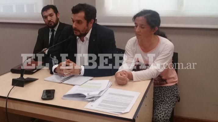 Continuaraacute detenida la mujer que arrojoacute a su bebeacute a un Canal