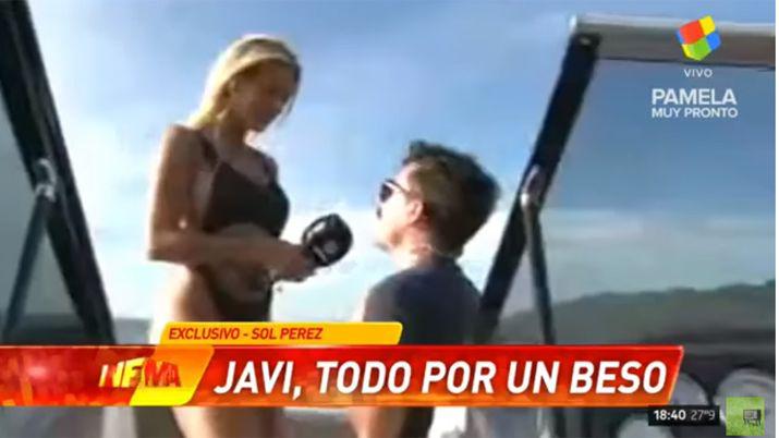 El beso de Sol Peacuterez a un notero de Infama en pleno moacutevil
