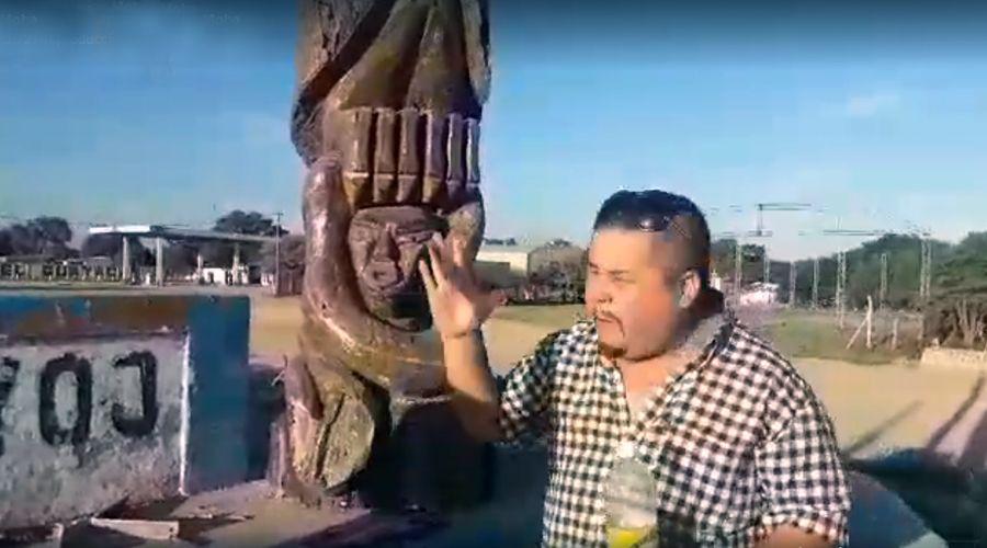 Video  Pastor derriba estatuas en Sachayoj porque dice que son demoniacuteacas
