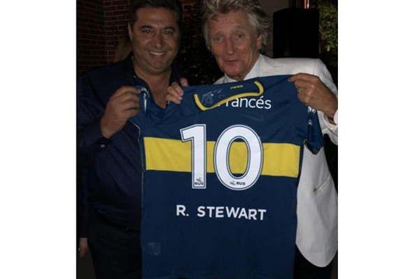 Angelici le regaloacute una camiseta a Rod Stewart