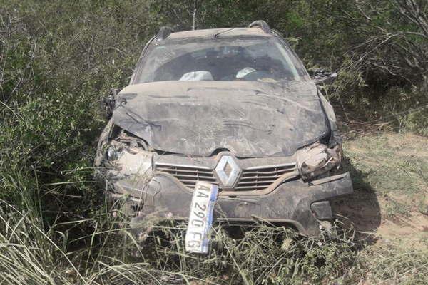 Familia tucumana protagonizoacute un violento vuelco sobre la ruta 89