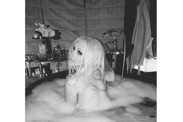 Christina Aguilera se animoacute- posoacute desnuda en la bantildeera 